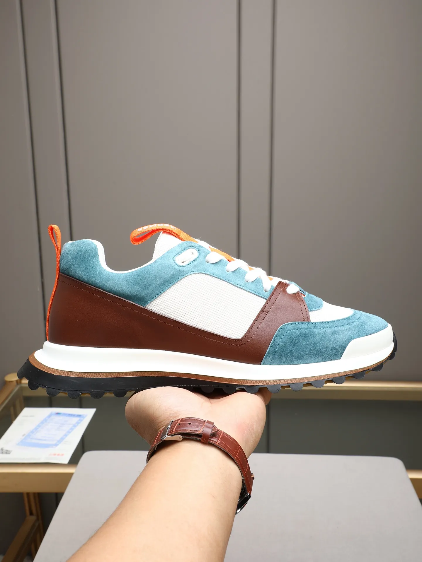 PP680【Hermes】fe new arrival~New Bouncing sneakers are the most comfortable shoes from Hermès. They are extremely light on the feet and look great. You won’t feel tired even when you go shopping and running around. 👍Very light and comfortable. Extremely light. Perfect for both sports and leisure. They feel great when you step on them! It’s up to you to choose, there’s always what you want~ ✔️Fabric: Imported first-layer cowhide ✔️Inner lining: Imported water-dyed cowhide ✔️Outsole: Seamless combination of IP+TPU (multi-color letters) German technology irradiation machine ✔️Code number: Male 38-44 (45 customized)